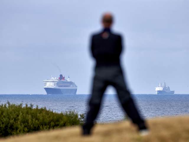 Le Queen Mary 2 escorté par l'Armada du Centenaire