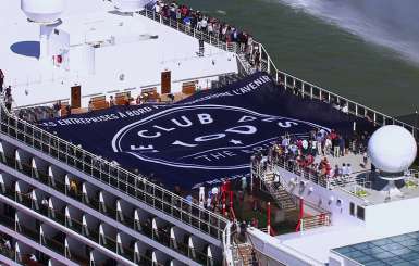 Émouvant retour du Queen Mary 2 à Saint-Nazaire