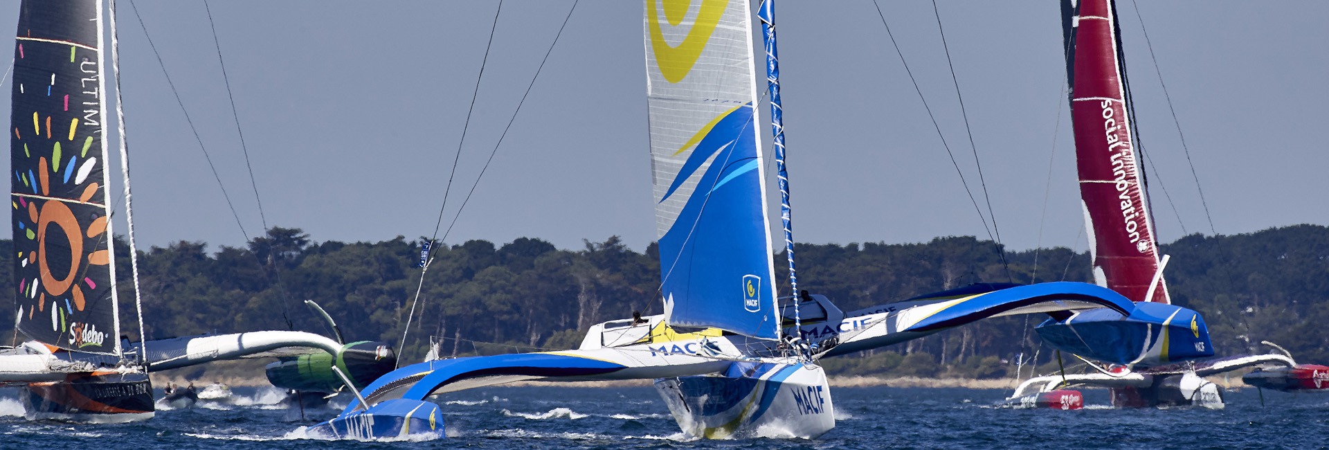 Ultimes entraînements entre trois trimarans