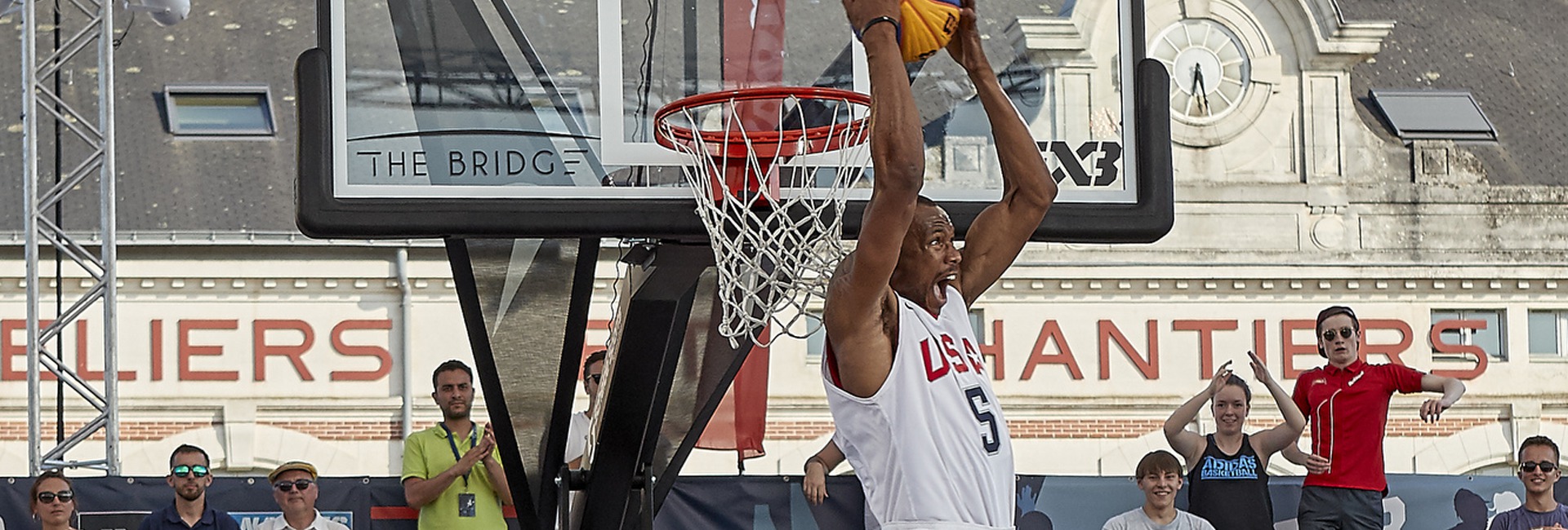 Un, deux, trois… dunk !