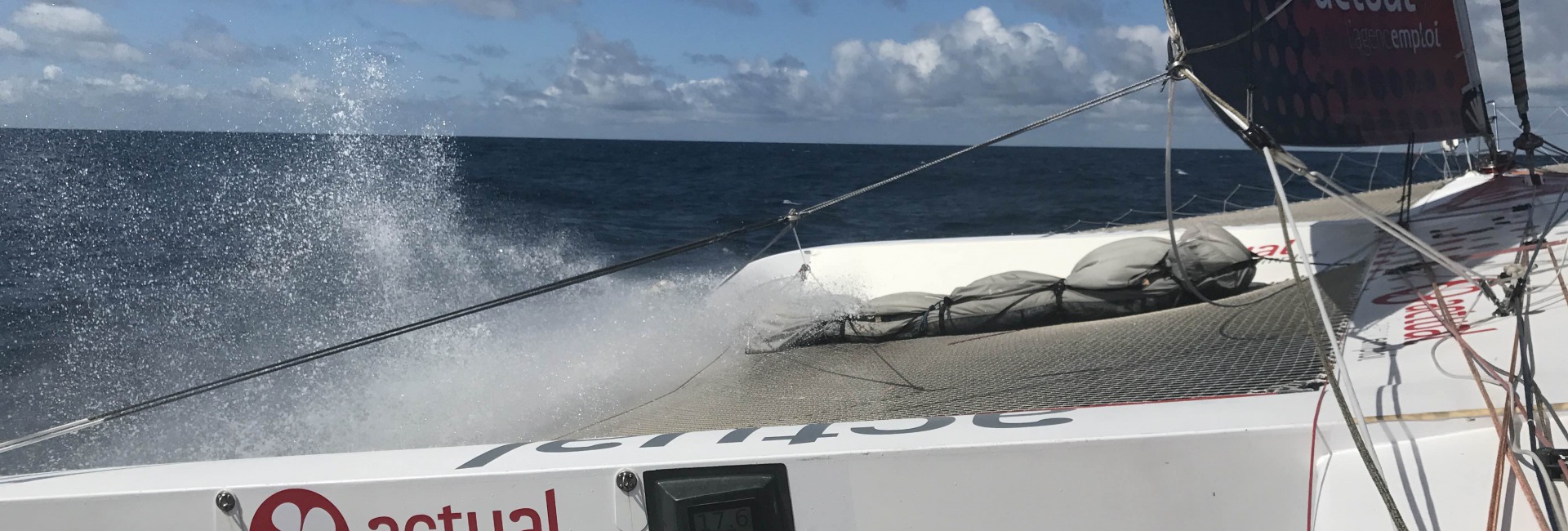 Un paquebot qui trace, quatre trimarans qui régatent…