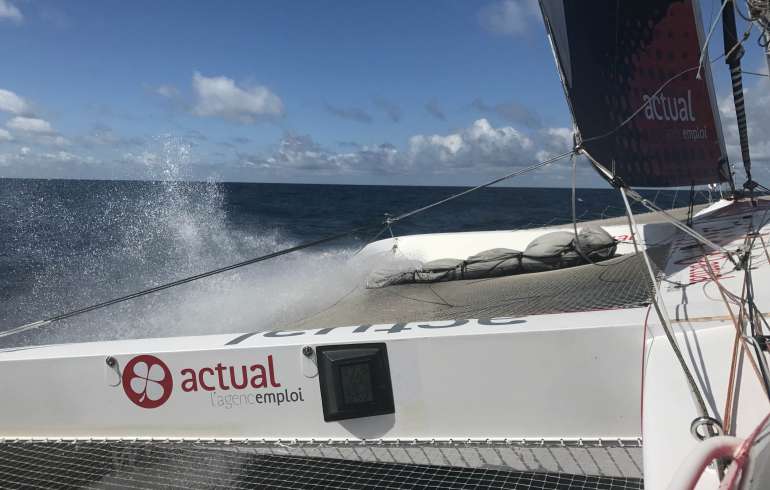 Un paquebot qui trace, quatre trimarans qui régatent…